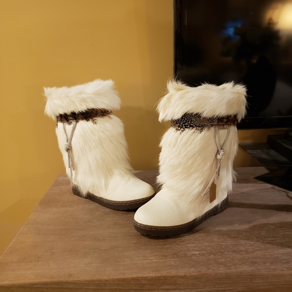 NEW! White Horse Hair & Feather Fur Winter Boots - Picture 4 of 7
